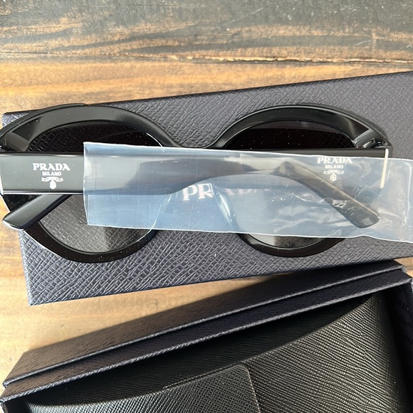 Prada Sunglasses authentic - Picture 6 of 8